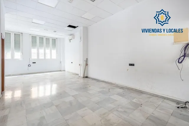 LOCAL COMERCIAL EN ARABIAL JUNTO HIPERCOR — 4