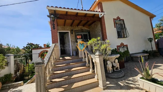 ¡Espectacular Chalet independiente con apartamento en La Nuc