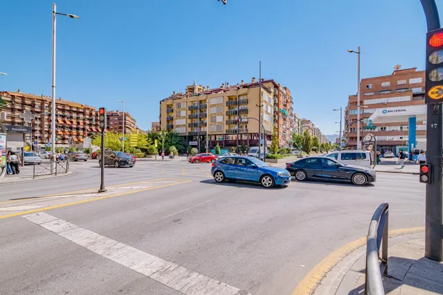 Oportunidad Única: Amplio Piso para Reformar en Camino de Ronda ✨ — 40