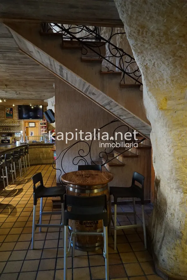 Bar en la emblemática población de Bocairent. — 22