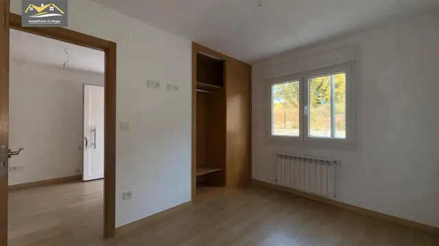 Chalé adosado, con terraza 30m , jardín 70m , garaje para 2 coches. 5 habitaciones. 3 baños. Cocina salón comedor de 35 m2. Magnificas vistas. Muy soleados — 24