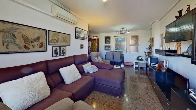 EXCELENTE ZONA, PISO TOTALMENTE EXTERIOR CON LA MEJOR ORIENTACION- ESTE, MUY LUMINOSO, 7º PISO, BUENA FINCA CARAVISTA. — 46