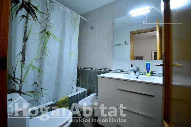 Confort y vistas al mar en este espacioso piso con balcón, gran garaje y trastero junto a la playa — 28