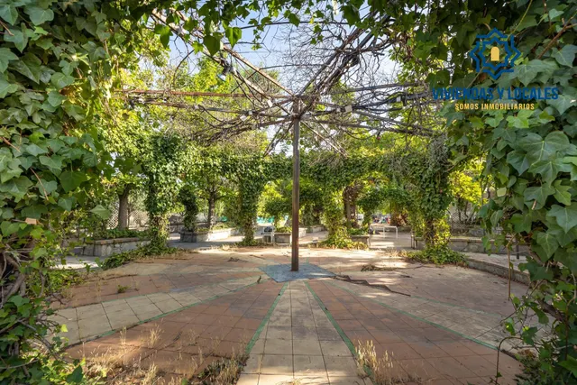 Terreno urbanizable, actualmente hay un restaurante. — 37
