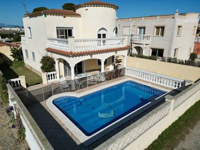 Empuriabrava – Sector Requesens | Chalet con piscina privada
