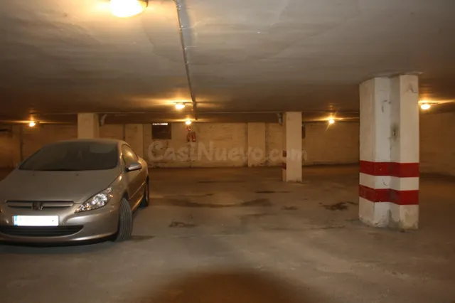 Plaza de garaje para coche mediano — 5