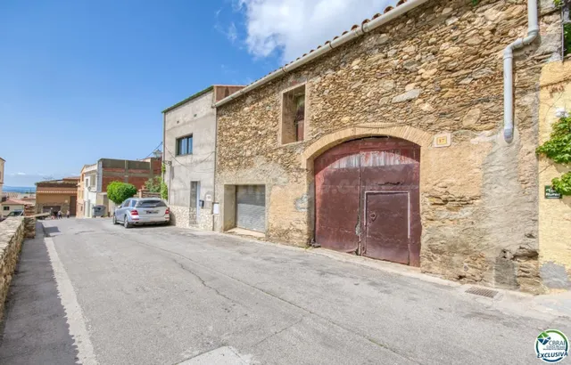 Autenticidad y potencial: Casa de pueblo con "voltes catalan - foto 4