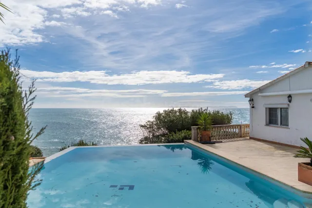 Villa en primera línea en Cala Pi con vistas infinitas al Me - foto 2
