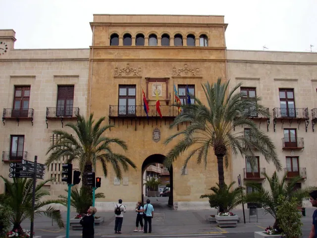 Solar a dos calles en pleno centro de Elche. - foto 4