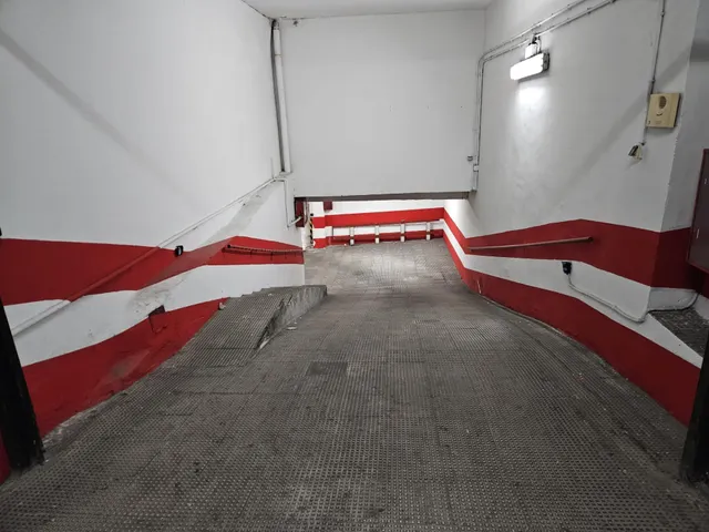 PLAZA DE GARAJE EN EL CENTRO DE GRANADA, JUNTO PLAZA TRINIDAD. — 8