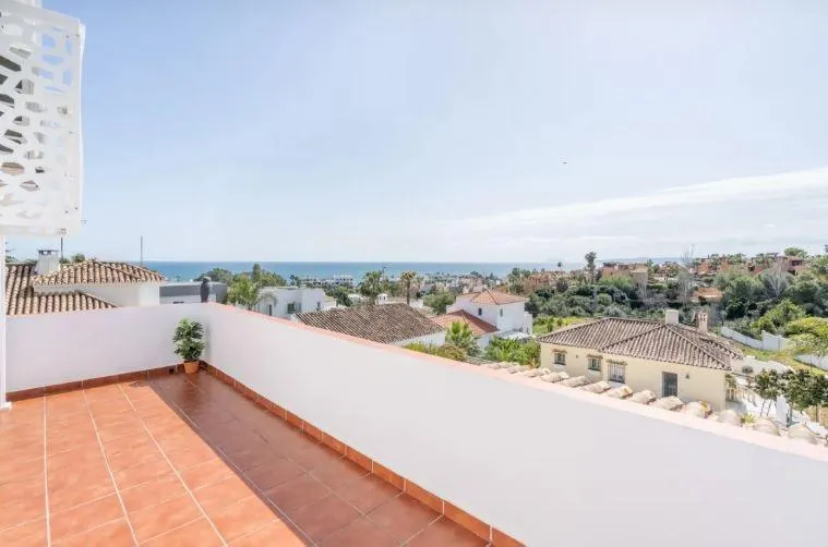 Villa de estilo andaluz ofrece impresionantes vistas al mar