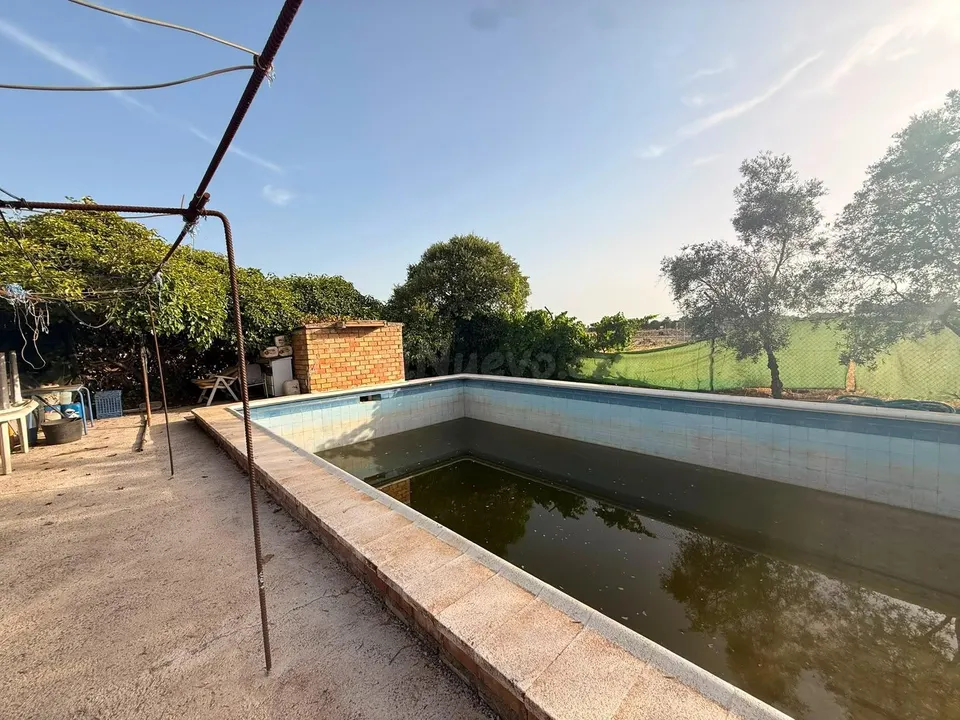 FINCA RÚSTICA CON PISCINA Y POZO LEGAL EN LA FUENCUBIERTA (LA CARLOTA)!!!!