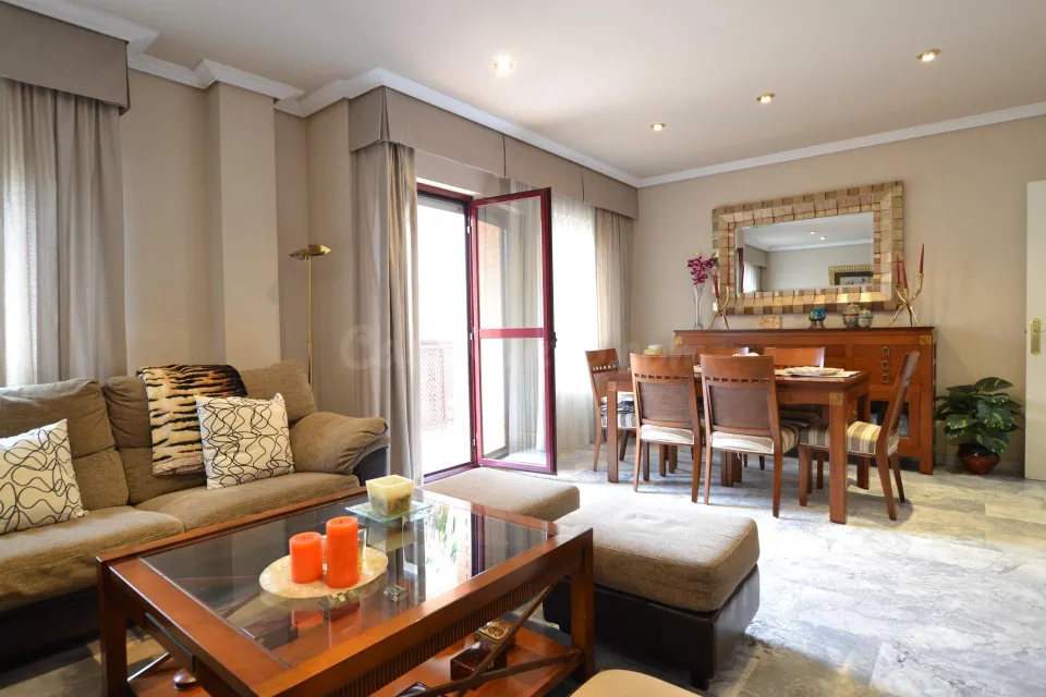Espectacular piso de 5 habitaciones, garaje, terraza... junto Av. Aeropuerto y Vista Alegre!!!