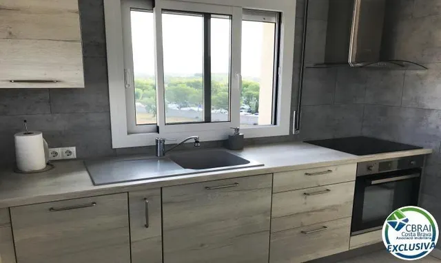 Apartamento reformado con amplia terraza y aparcamiento privado en Santa Margarita Roses — 9