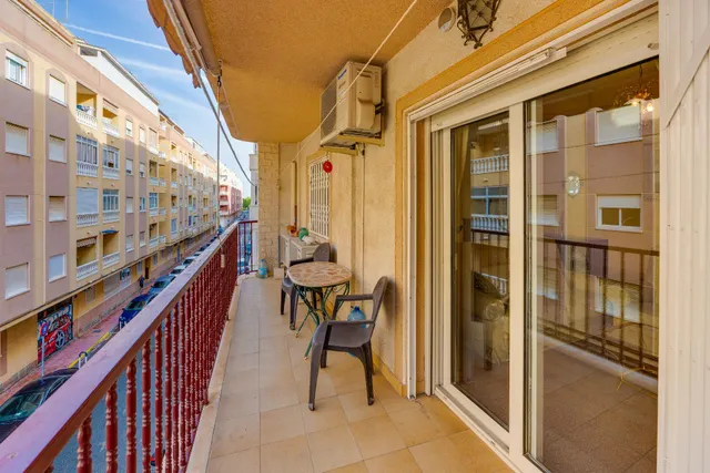 Amplio apartamento de 4 dormitorios en el corazón de Torrevieja — 7