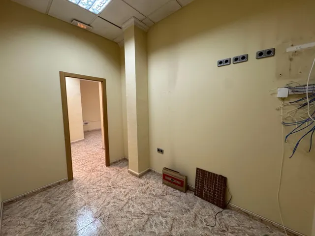Local de 180 m2 en Barrio Peral. — 12