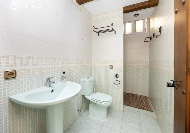 CHALET EN EL BARRIO DE MONACHIL — 40