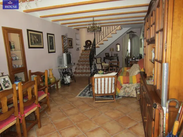 CHALET EN ZONA CENTRO DE OROPESA - 4 DORMITORIOS- 2 BAÑOS- 1 - foto 2