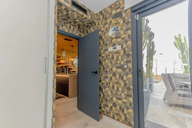 VILLA DE 3 DORMITORIOS Y 3 BAÑOS CON PISCINA EN LOMAS DE CABO ROIG, ORIHUELA COSTA — 24