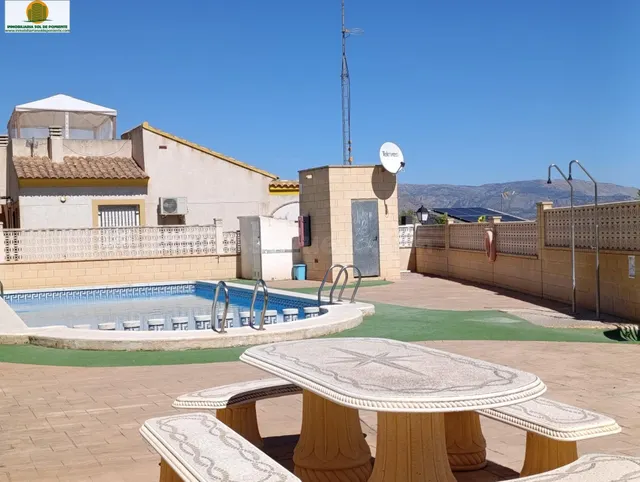 Chalet independiente con jardín, parking y solárium en Polop - foto 2