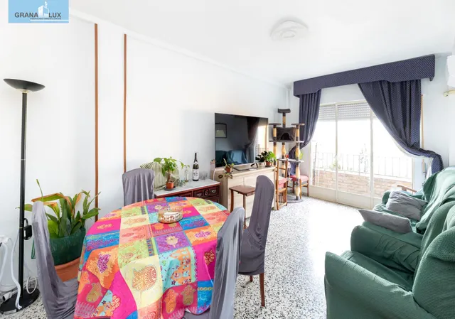 En Venta Piso de 4 dormitorios con ascensor, ideal para reformar a tu gusto. — 24