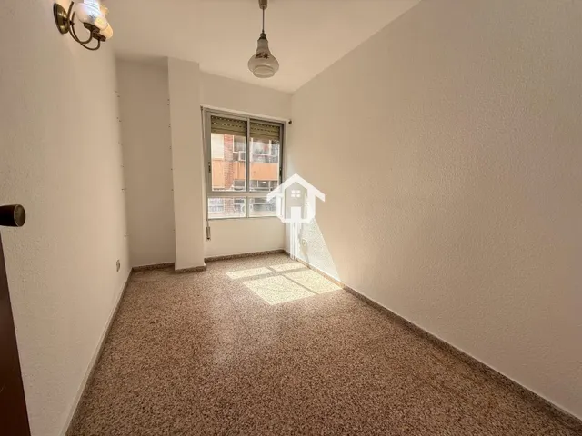 PISO EN VENTA EN ALICANTE. ZONA DE BABEL. 74m2, 4 habitaciones, 1 BAÑO Y 1 ASEÑO, TERCERA PLANTA CON ASCENSOR. — 29
