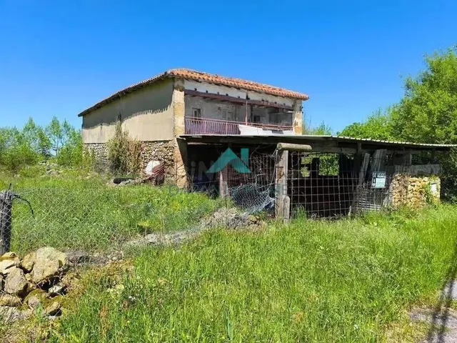 Se vende casa con terreno en Bárcena de Cicero