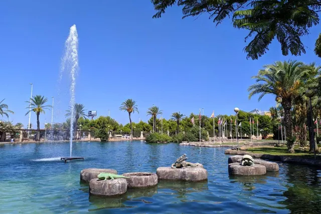 Apartamento céntrico y espacioso (89 m2 - 2.ª planta) con 4 dormitorios, balcón orientado al sur y a tan solo 550 m de la playa. — 50