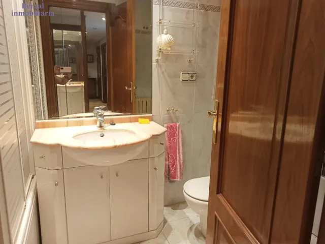 Piso de 75 metros construidos en Logroño, Zona Centro Ayuntamiento con piscina comunitaria — 14