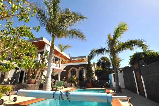 VILLA DE LUJO CON VISTAS AL MAR, PISCINA Y DOS APARTAMENTOS  - foto 2