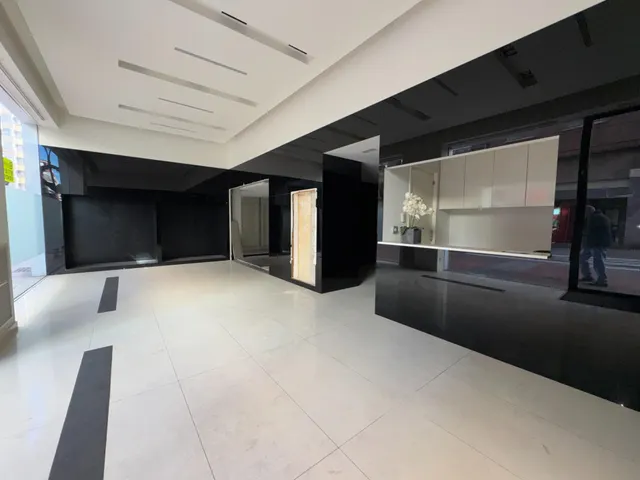 VENTA: Amplio Local Comercial en el Corazón de Ponferrada — 4