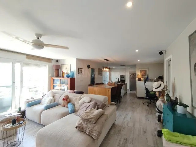 Chalet completamente renovado con piscina privada y jardín exclusivo — 13