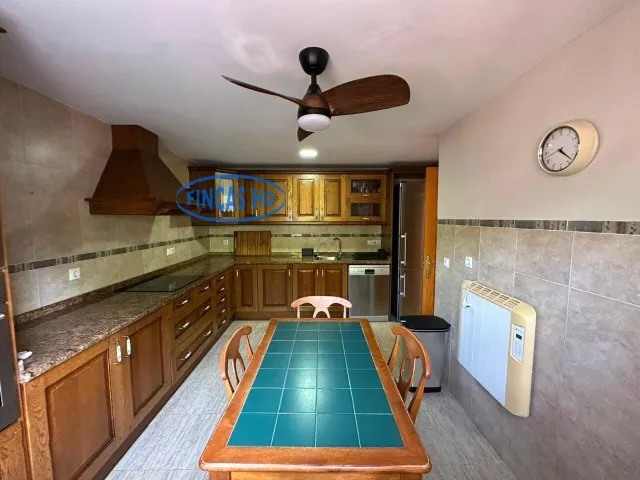 Bungalow de 260 m2 con jardín, buhardilla y garaje en urbanización con piscina en Ciudad Jardín, Alicante — 10