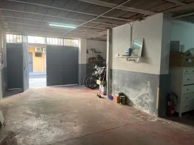 ¿Buscas un local con vado, buena fachada y potencial de rentabilidad? Este espacio diáfano en Valdeolleros puede ser la oportunidad que estabas esperando. — 6
