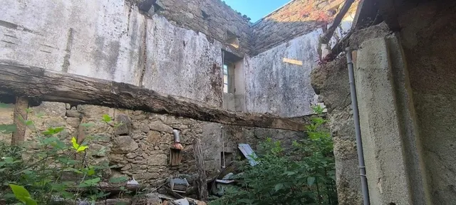 Casa de piedra con potencial a precio increíble — 10