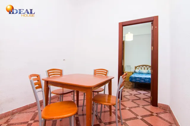 Por debajo de la Plaza Trinidad, a un paso de Facultad de Traductores, Derecho, Escuela de Arte y Oficios. Actualmente 6 estancias(incluido el salón). un cuarto de baño, un aseo, cocina. Techos Alto — 12