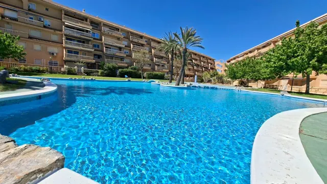 Bonito apartamento con vistas y piscina — 40