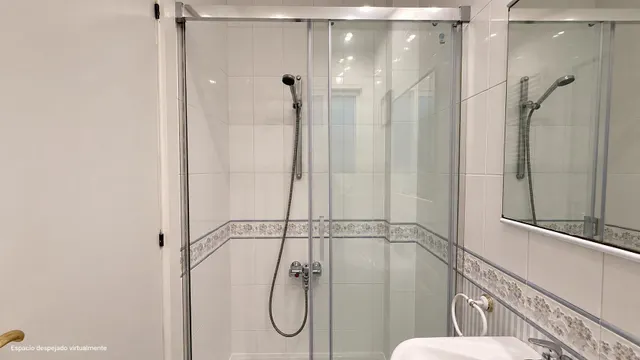Amplia vivienda de 4 habitaciones con terraza acristalada, chimenea y aparcamiento — 45
