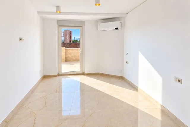 Se vende atico 5 habitaciones  totalmente reformado con vistas al mar  en pleno centro d Benidorm — 35