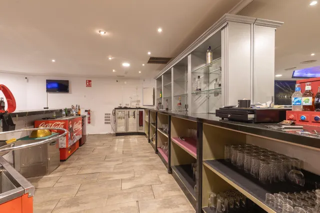 Local comercial 300m² en venta - Correos — 15