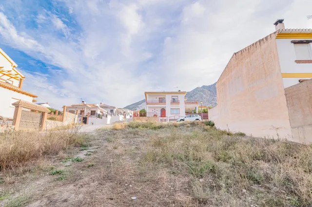 Se vende excelente parcela urbana de 439 m2, está en pendiente, pero  lista para construir, ubicada en una de las zonas residenciales más tranquilas y de mayor crecimiento de Dúrcal. — 7