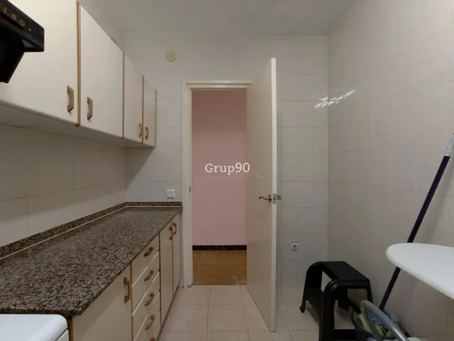 Piso económico con balcón en Plaza del Treball (Lleida) — 11