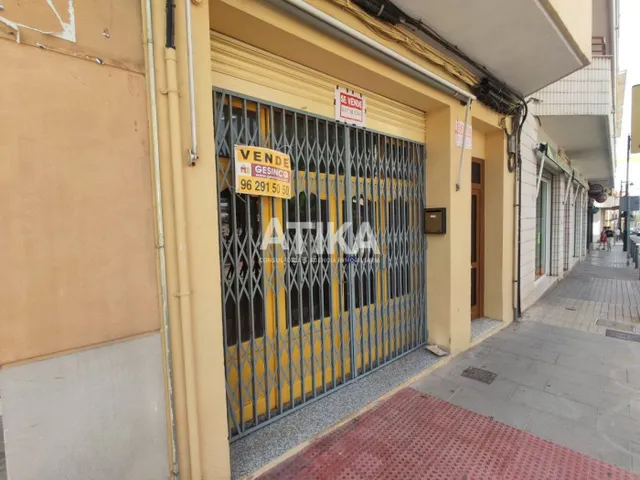 LOCAL COMERCIAL EN VENTA EN ZONA CÉNTRICA. — 14