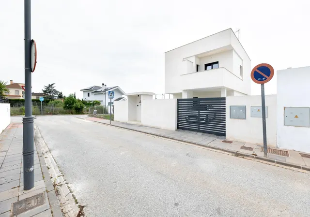 Bonita casa independiente de reestreno en zona residencial de la Zubia — 9