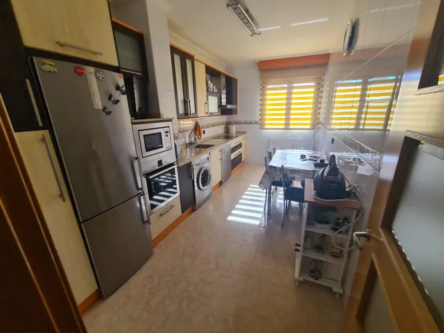 Se vende amplísimo apartamento, amueblado y equipado, cocina, salón, 2 hab., 2 baños. Para entrar. — 15