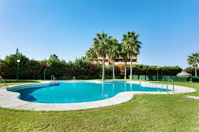 ¡Listo para ti! Residencial con piscina en pleno campo de go - foto 2
