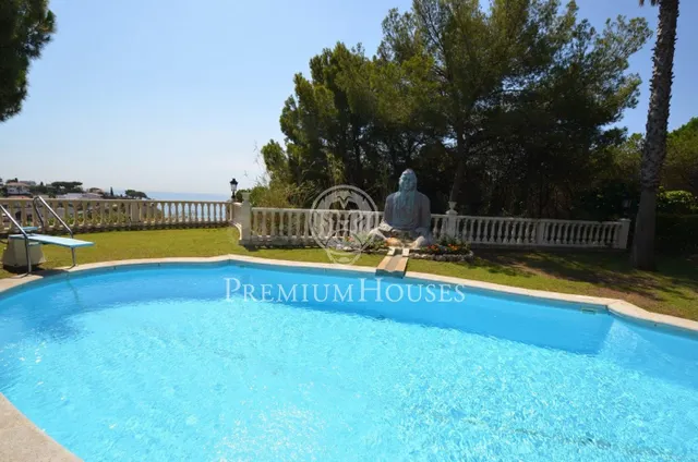 Casa en venta con gran parcela frente al mar en Canet de Mar - foto 2