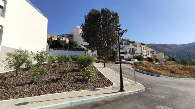 PARCELA URBANA EN LANJARON — 18