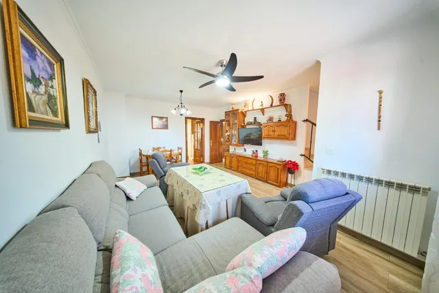 Acogedora casa con gran garaje y patio en La Zubia - foto 4