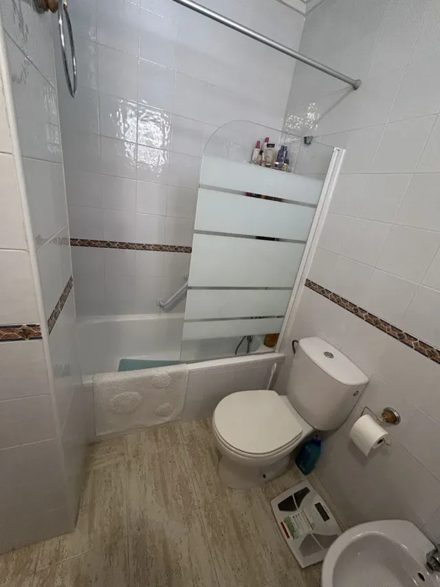 Apartamento esquinero luminoso y espacioso de dos plantas (aprox. 90 m2 - plantas 1 y 2) con gran terraza en la planta baja, 3 balcones (2 al sur y 1 al norte) y una gran piscina comunitaria. — 50